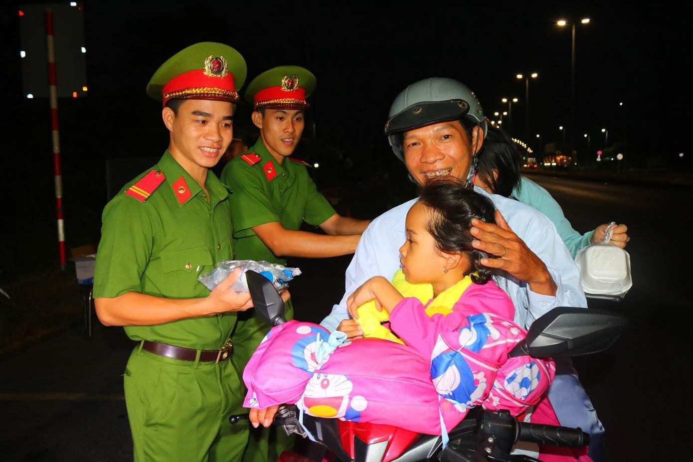 Niềm vui của người dân khi được tiếp sức nước suối trên đường về.