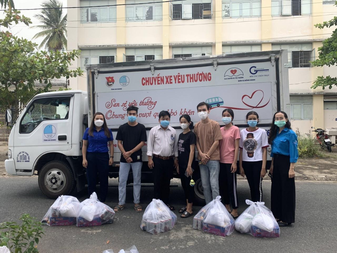 'Chuyến xe yêu thương' trao quà cho sinh viên người dân tộc Chăm, Khmer đang học tập tại các trường Cao đẳng, Đại học trên địa bàn tỉnh An Giang