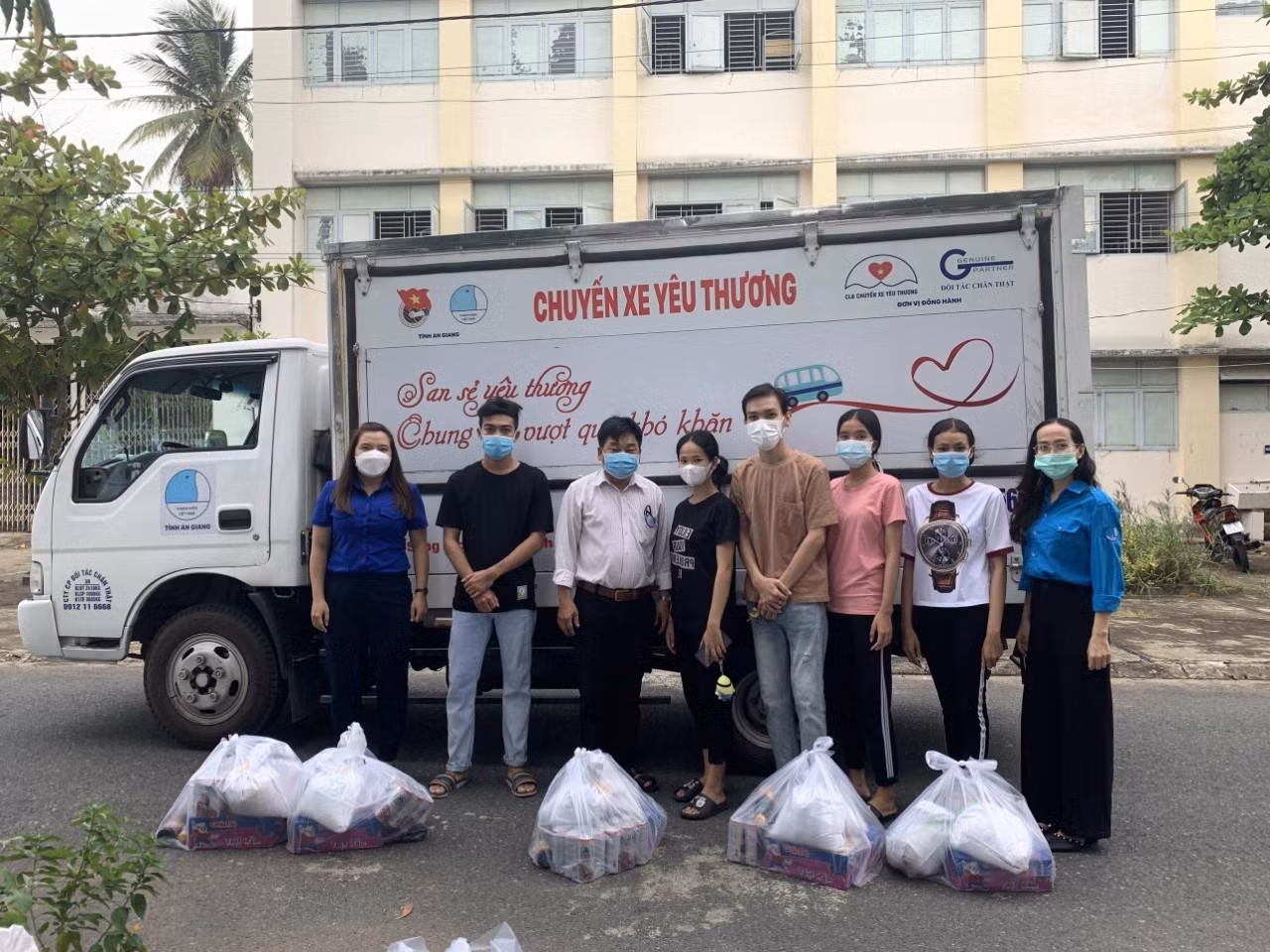 'Chuyến xe yêu thương' trao quà cho sinh viên người dân tộc Chăm, Khmer đang học tập tại các trường Cao đẳng, Đại học trên địa bàn tỉnh An Giang 'Chuyến xe yêu thương' trao quà cho sinh viên người dân tộc Chăm, Khmer đang học tập tại các trường Cao đẳng, Đại học trên địa bàn tỉnh An Giang