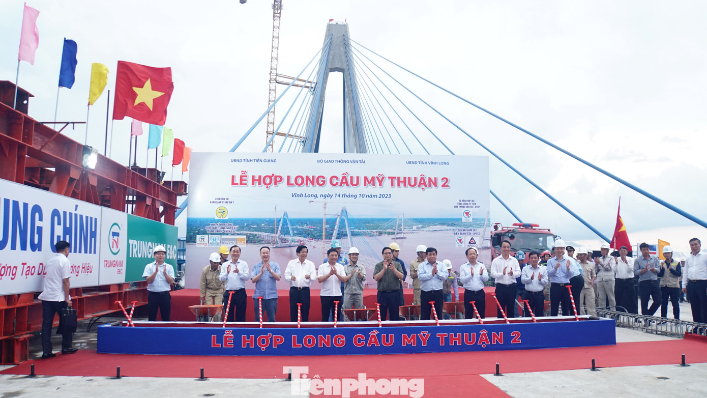 Thực hiện nghi thức hợp long cầu Mỹ Thuận 2. Ảnh: Hòa Hội Thực hiện nghi thức hợp long cầu Mỹ Thuận 2. Ảnh: Hòa Hội