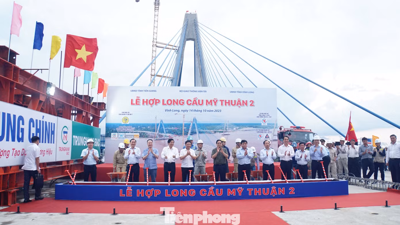 Thực hiện nghi thức hợp long cầu Mỹ Thuận 2. Ảnh: Hòa Hội