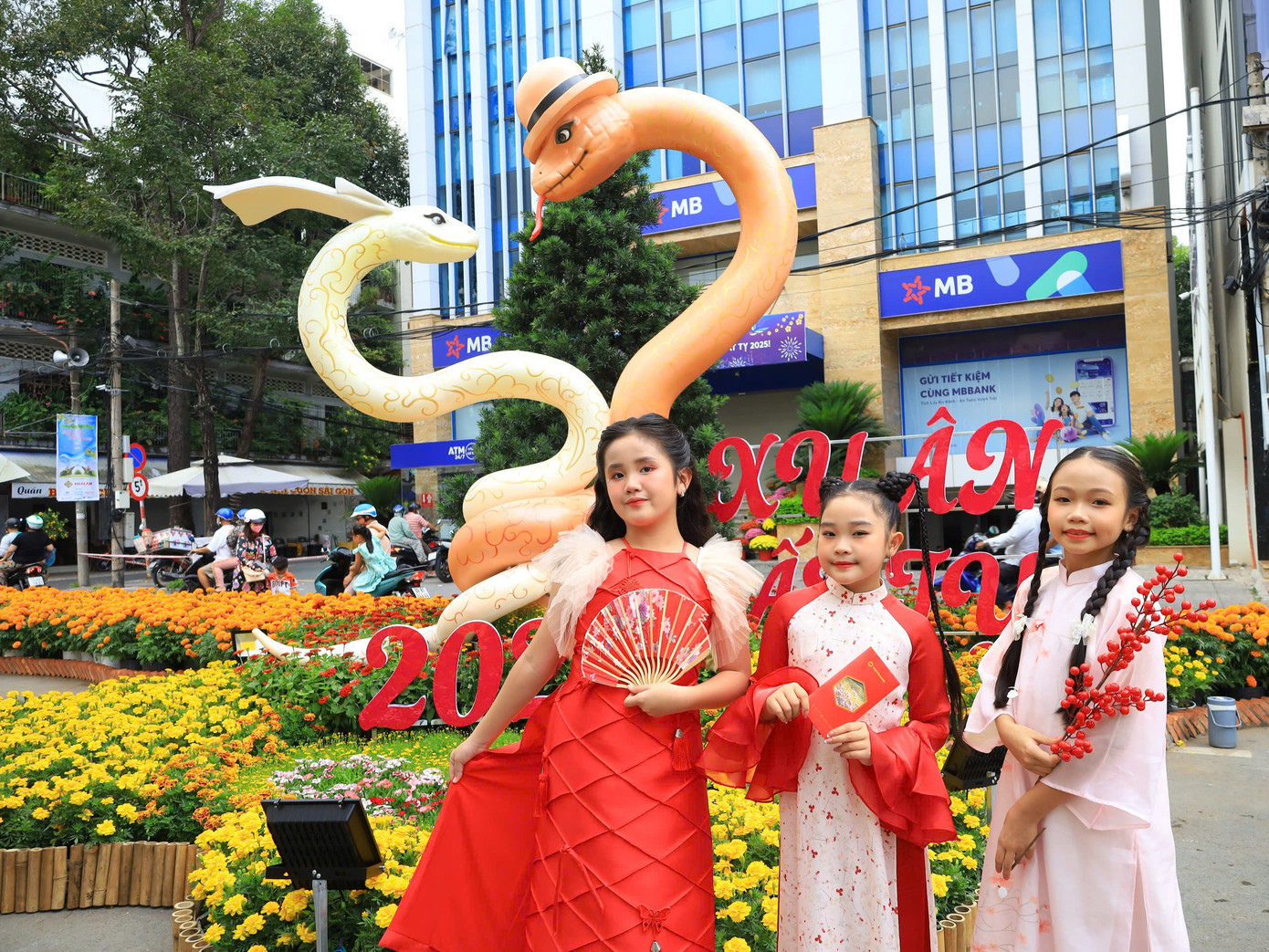 Trẻ em chụp ảnh bên đường hoa xuân Cần Thơ. Ảnh: Minh Trung Trẻ em chụp ảnh bên đường hoa xuân Cần Thơ. Ảnh: Minh Trung