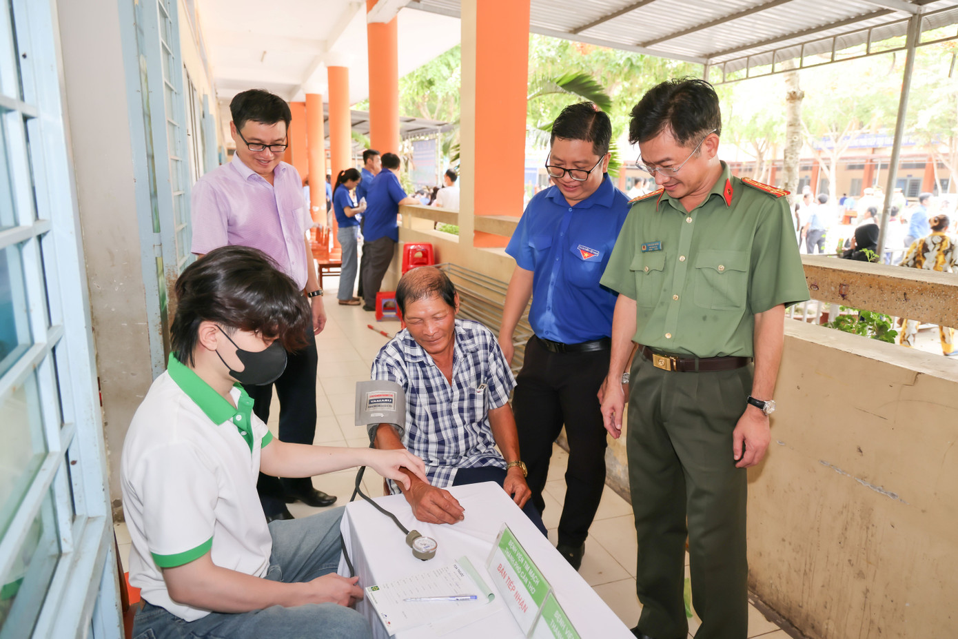 Khám bệnh cho người dân Khám bệnh cho người dân