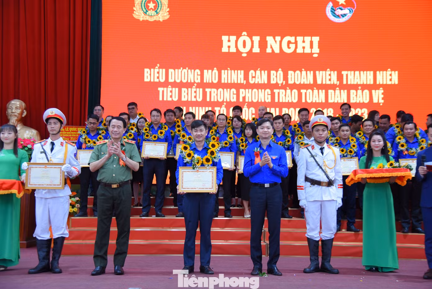 BÍ thư Trung ương Đoàn Nguyễn Minh Triết và Thứ trưởng Bộ Công an Lê Quốc Hùng tặng bằng khen cho cá nhân tiêu biểu. Ảnh: Hòa Hội