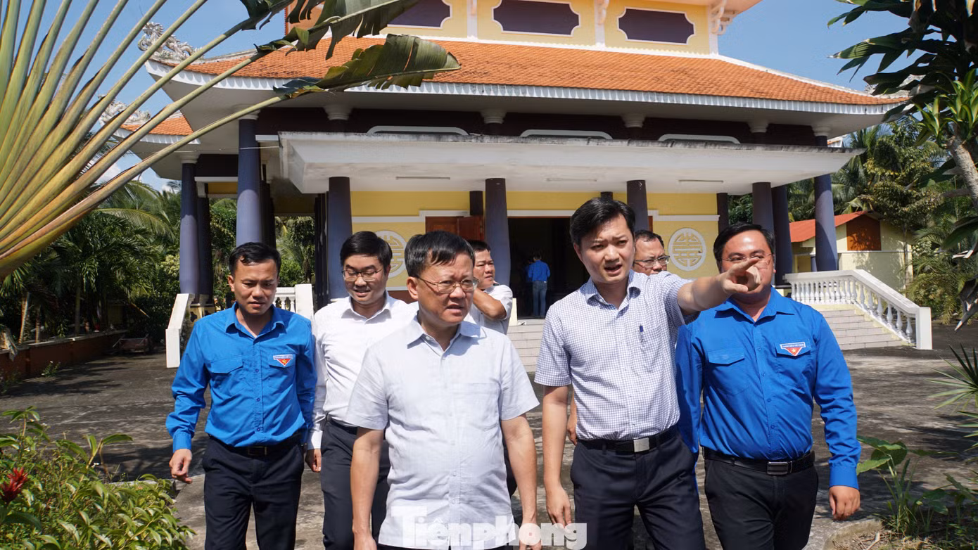 Đoàn công tác T.Ư Đoàn tham quan khuôn viên Nhà tưởng niệm Anh hùng liệt sĩ Trần Văn Ơn.