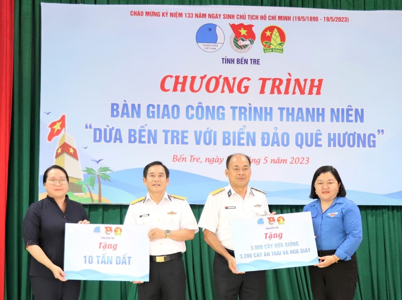 Tỉnh Đoàn Bến Tre trao tặng dừa góp phần phủ xanh Trường Sa. Tỉnh Đoàn Bến Tre trao tặng dừa góp phần phủ xanh Trường Sa.