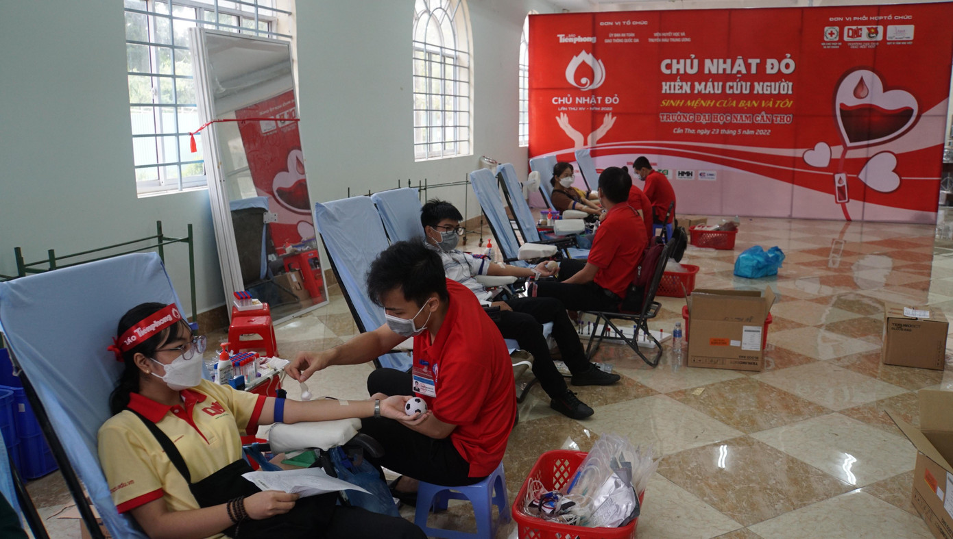 Cán bộ, sinh viên trường Đại học Nam Cần Thơ tham gia hiến máu tại Chủ nhật Đỏ. - Ảnh: Hòa Hội