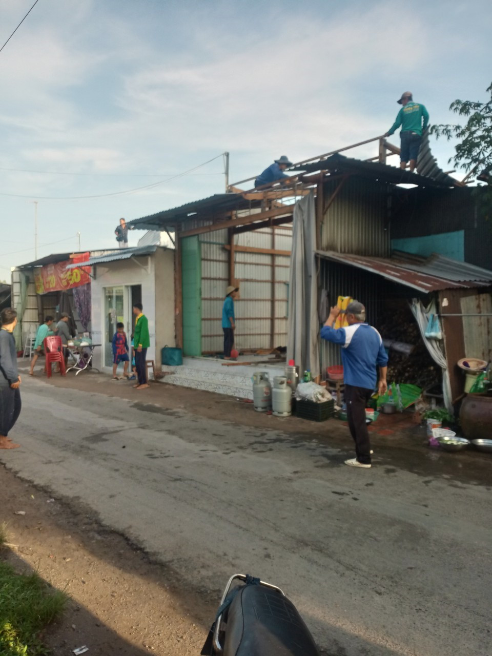 Di dời nhà bị sạt lở tại huyện Chợ Mới. Ảnh: PV.