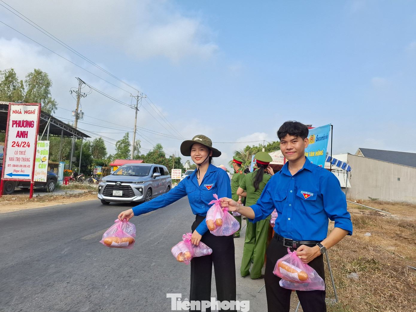 Tiếp sức bà con về quê với suất ăn nhanh và nước uống.