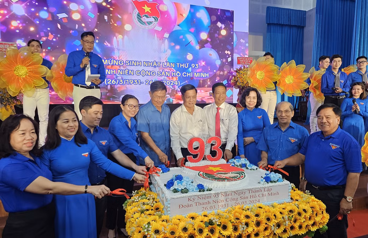Cựu cán bộ Đoàn qua các thời kỳ TP Cần Thơ cắt bánh kem mừng sinh nhật. Ảnh: Hòa Hội