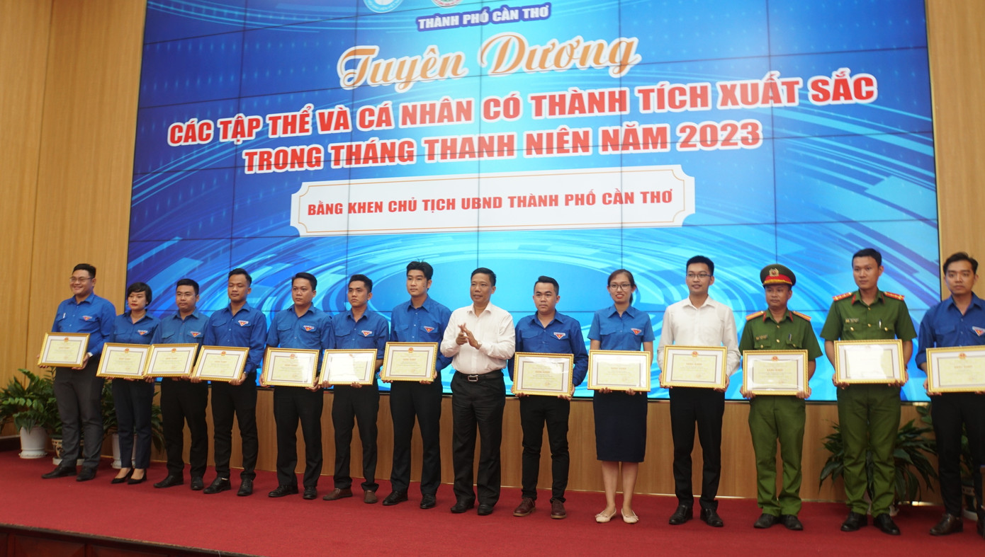 Lãnh đạo TP Cần Thơ khen thưởng cá nhân và tập thể có thành tích nổi bật trong Tháng thanh niên 2023. Ảnh: An Bình