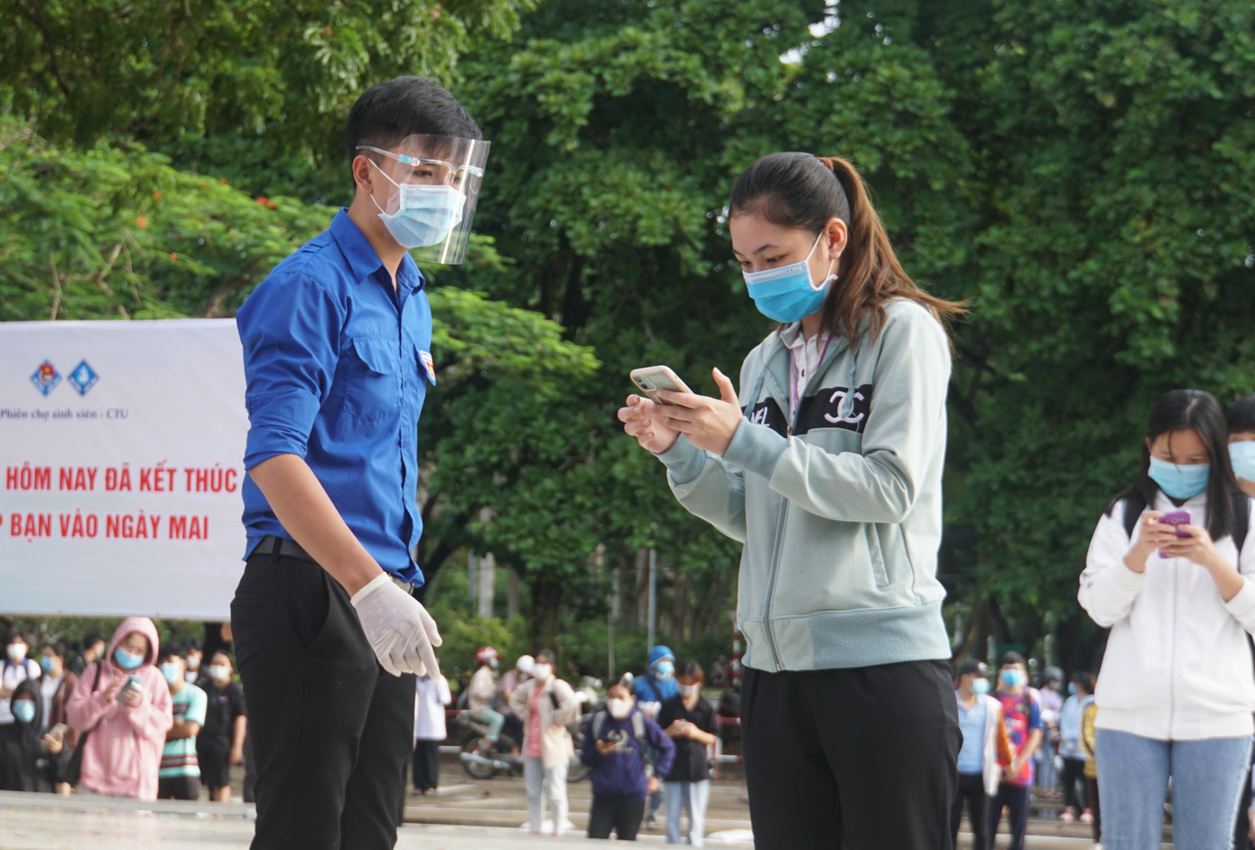 Sinh viên khai báo y tế trước khi vào chợ Sinh viên khai báo y tế trước khi vào chợ