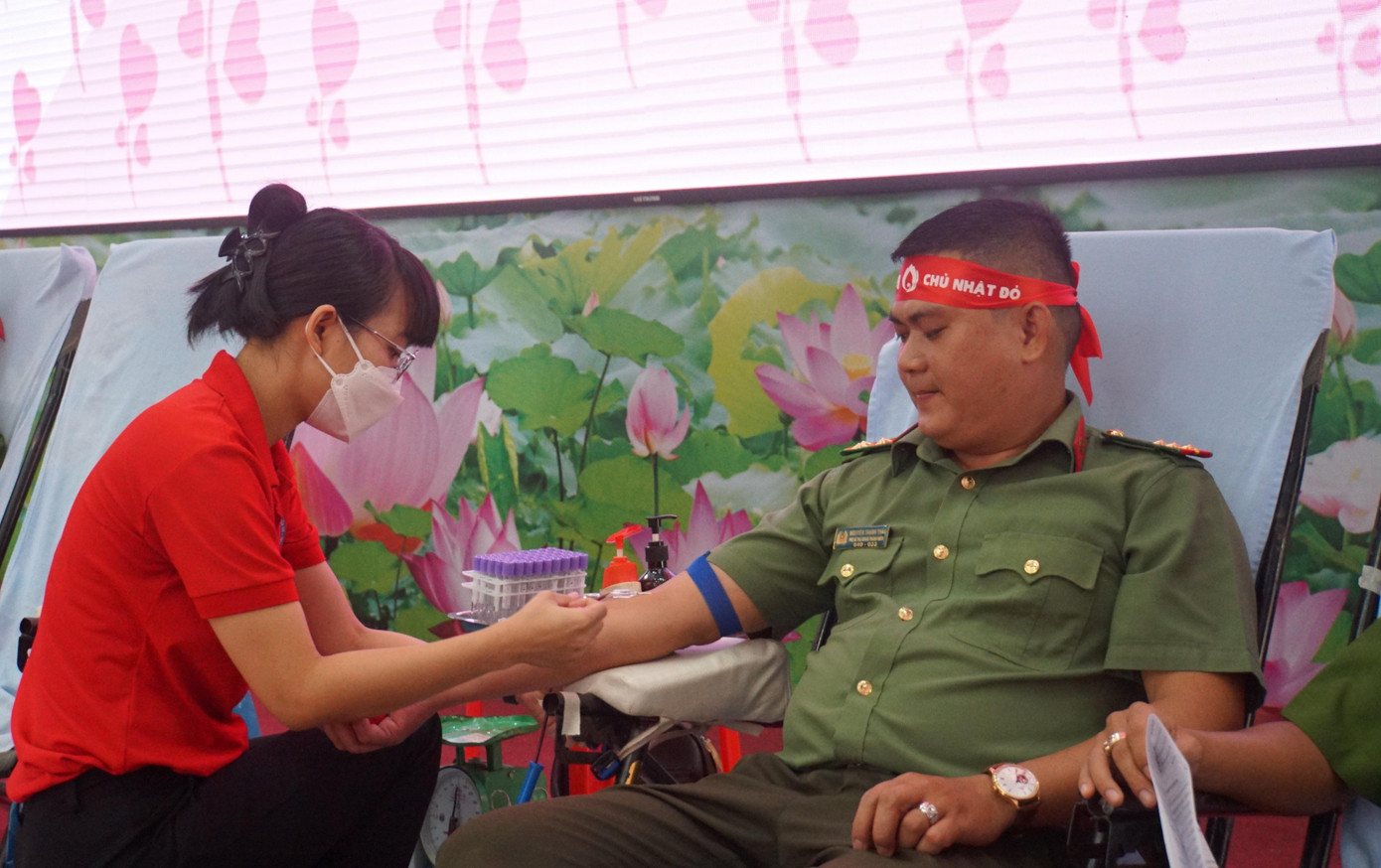 Thượng uý Nguyễn Thanh Thái, Phó Bí thư Đoàn Thanh niên Công an TP. Cần Thơ cho biết, đối với lực lượng đoàn viên công an thành phố, công tác hiến máu tình nguyện luôn được các cấp, lãnh đạo quan tâm, đặc biệt là Đảng uỷ, Ban Giám đốc. Trên tinh thần đó, các đoàn viên thanh niên trong đơn vị hăng hái tham gia hoạt động tình nguyện này. “Đây là chương trình vô cùng ý nghĩa “một giọt máu – triệu tấm lòng”, nên khi phát động các chiến sĩ sẵn sàng tham gia. Với vai trò của lực lượng công an vì dân phục vụ, cán bộ chiến sĩ luôn luôn sẵn sàng cho đi những giọt máu của mình để cứu những người trong cơn nguy nan, những người đang cần máu để giúp họ vượt qua khó khăn”, anh Thái chia sẻ.
