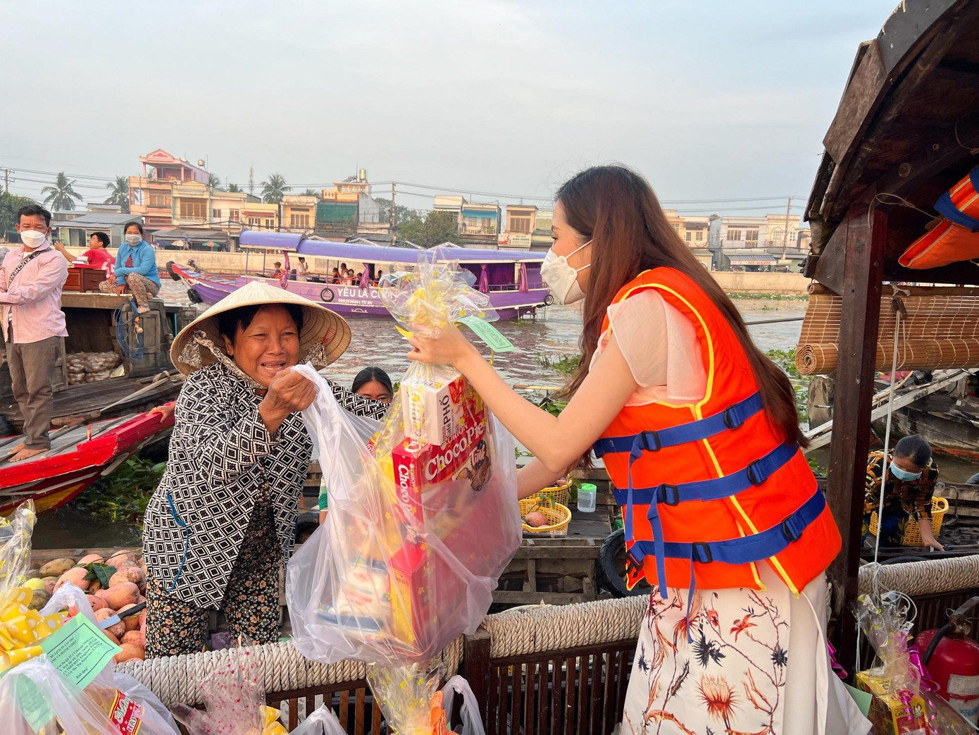 Hoa khôi Huỳnh Thúy Vi tặng quà cho thương hồ chợ nổi Cái Răng, TP Cần Thơ. - Ảnh: NVCC Hoa khôi Huỳnh Thúy Vi tặng quà cho thương hồ chợ nổi Cái Răng, TP Cần Thơ. - Ảnh: NVCC