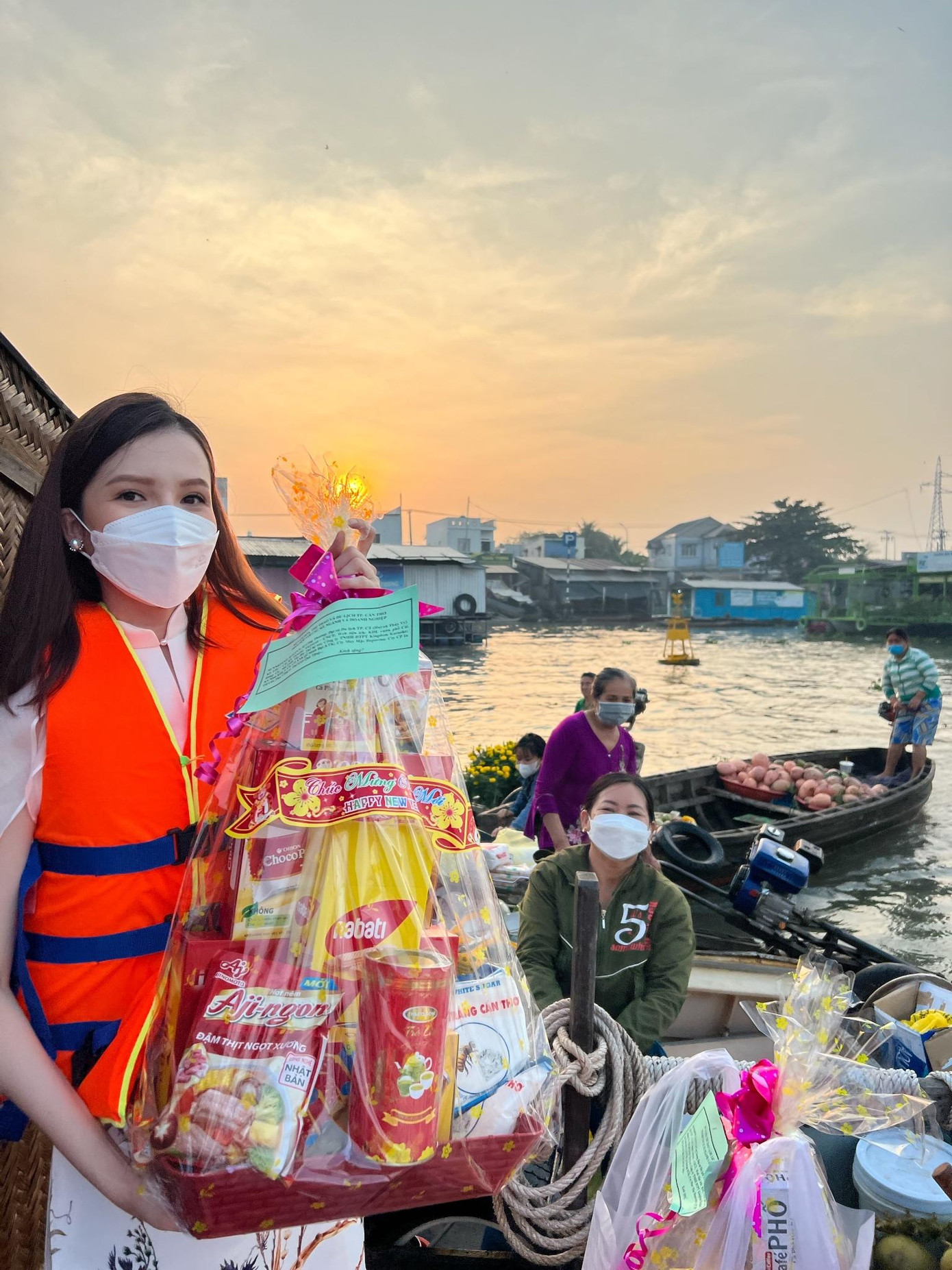 Thúy Vi tặng quà cho thương hồ Thúy Vi tặng quà cho thương hồ