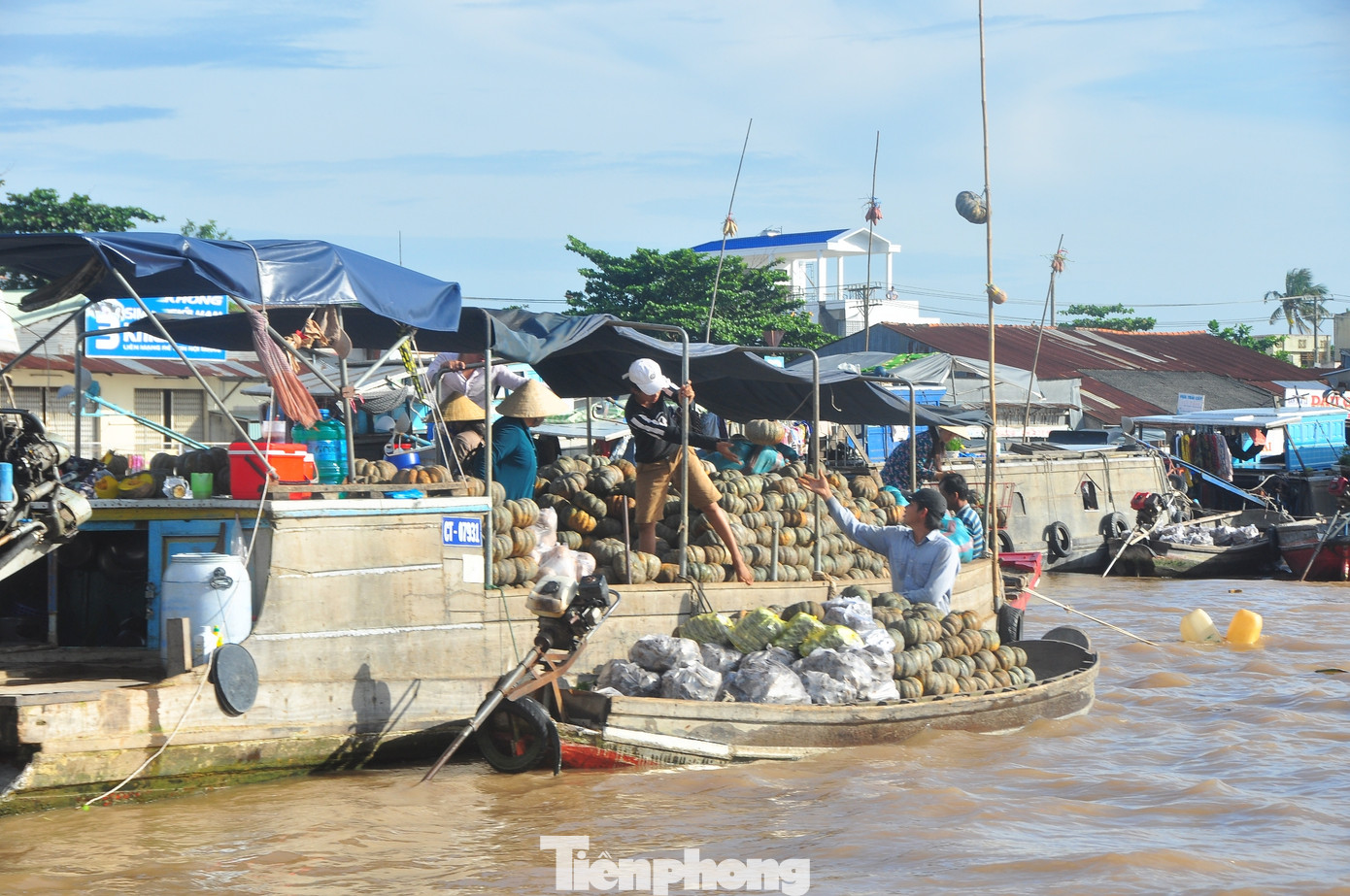 Ngay buổi đầu, chợ nổi sơ khai đã cấu trúc không gian “trên bến dưới thuyền”, bao trùm sinh hoạt giao thương, giao tiếp, đời sống của cộng đồng thương hồ và các thành phần tham gia mua bán dịch vụ. Sau này, có thêm du khách, do đó, nói tới chợ nổi, không chỉ là sự nhộn nhịp trên mặt nước, mà gồm cả việc giao dịch mật thiết với khu vực trên phố chợ liền kề. Ảnh: Hòa Hội. Ngay buổi đầu, chợ nổi sơ khai đã cấu trúc không gian “trên bến dưới thuyền”, bao trùm sinh hoạt giao thương, giao tiếp, đời sống của cộng đồng thương hồ và các thành phần tham gia mua bán dịch vụ. Sau này, có thêm du khách, do đó, nói tới chợ nổi, không chỉ là sự nhộn nhịp trên mặt nước, mà gồm cả việc giao dịch mật thiết với khu vực trên phố chợ liền kề. Ảnh: Hòa Hội.