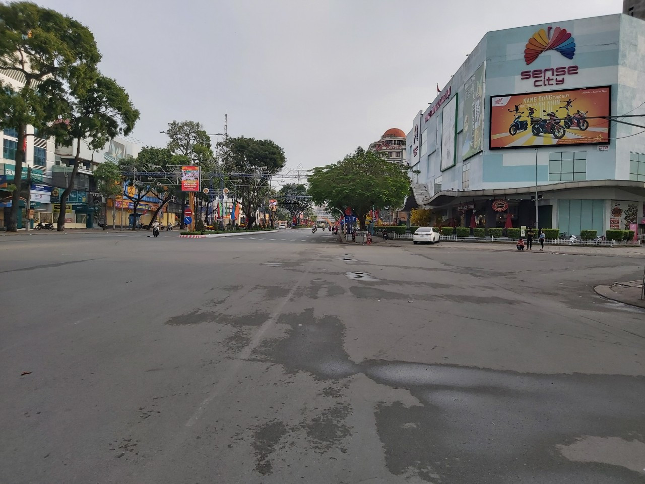 Đại lộ Hòa Bình, trung tâm thành phố Cần Thơ khác lạ ngày đầu năm mới. Ảnh: Hòa Bình