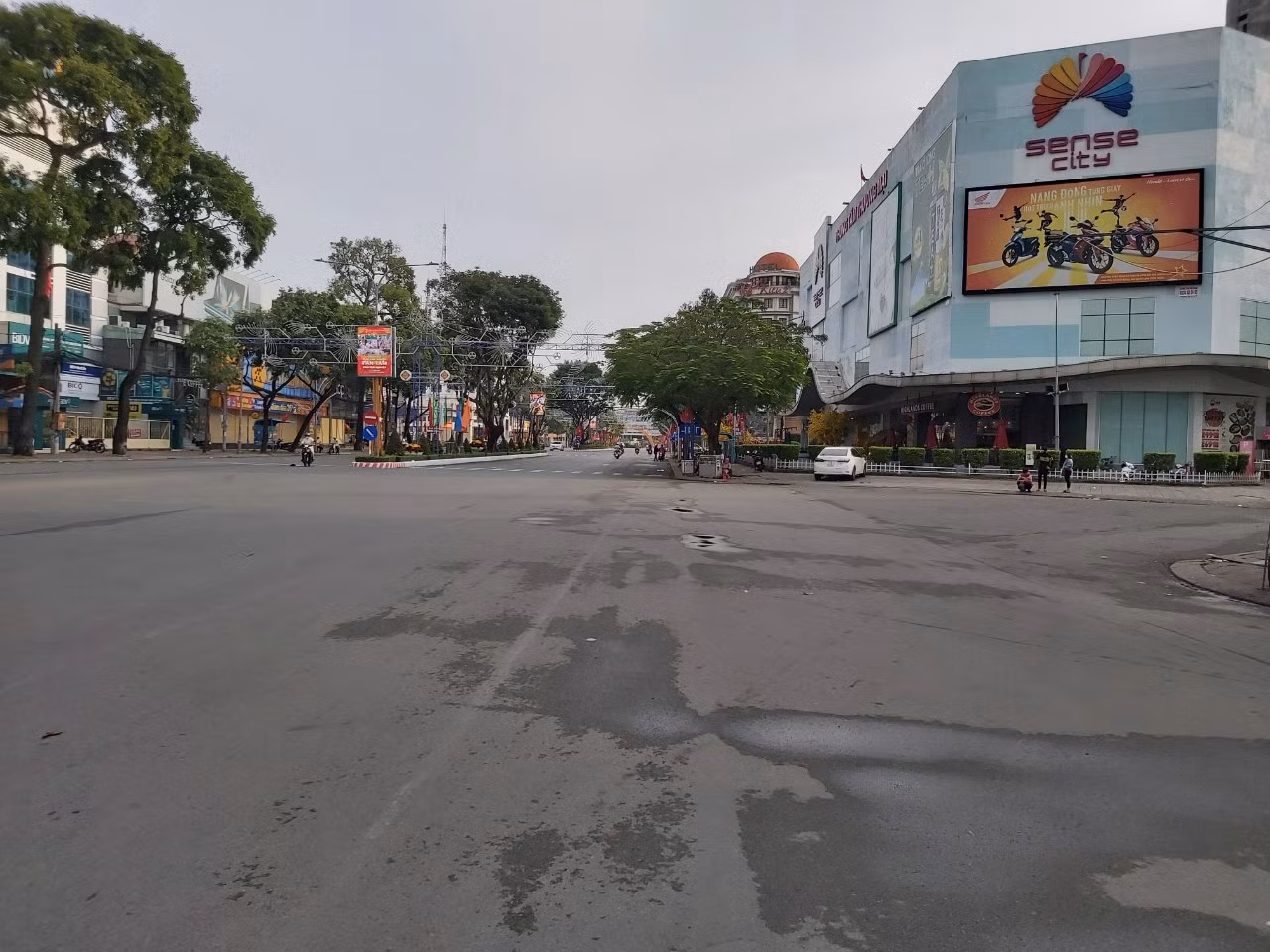 Đại lộ Hòa Bình, trung tâm thành phố Cần Thơ khác lạ ngày đầu năm mới. Ảnh: Hòa Bình