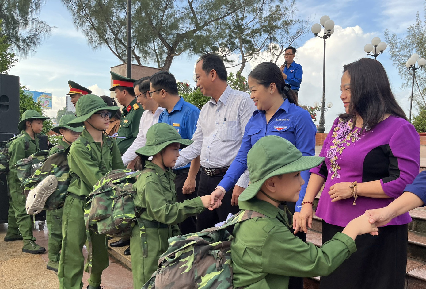 Lãnh đạo các ban, ngành thành phố Cần Thơ bắt tay động viên các em.