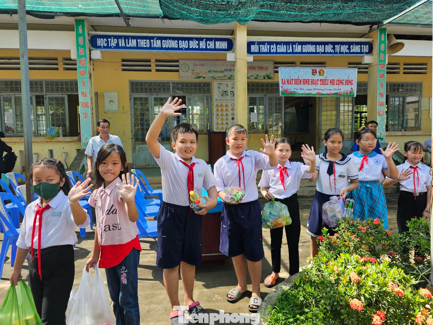 Các em học sinh háo hức tham gia chương trình đổi rác lấy quà. Ảnh: Hòa Hội
