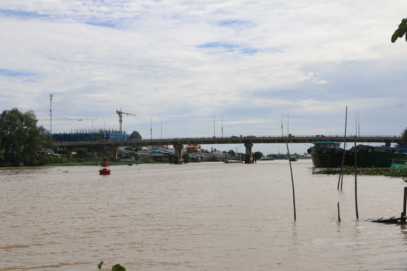 Cầu Tôn Đức Thắng, khu vực bé trai bị rơi xuống sông. Cầu Tôn Đức Thắng, khu vực bé trai bị rơi xuống sông.