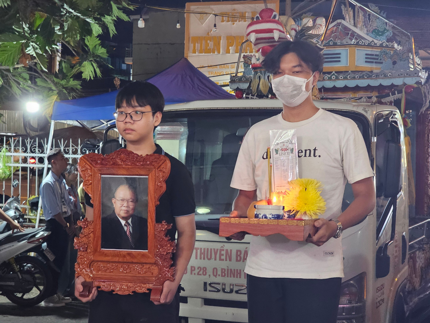 Khoảng 20h, linh cữu Giáo sư Võ Tòng Xuân từ TPHCM về đến Nhà tang lễ Câu lạc bộ hưu trí TP. Cần Thơ (quận Ninh Kiều).