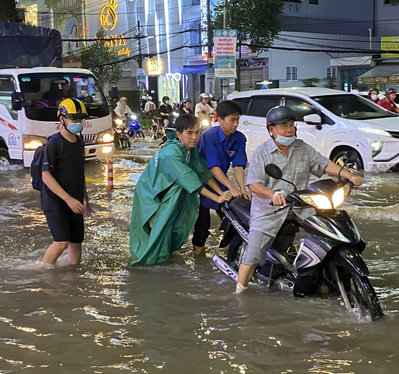 Theo Đài Khí tượng thủy văn thành phố Cần Thơ, mực nước cao nhất tại trạm Cần Thơ trên sông Hậu cao nhất lúc 6h30 sáng nay (2/10) ở mức 2,13m (tương đương chiều 1/10), vượt mức báo động III là 13cm, cao nhất trong những ngày qua.