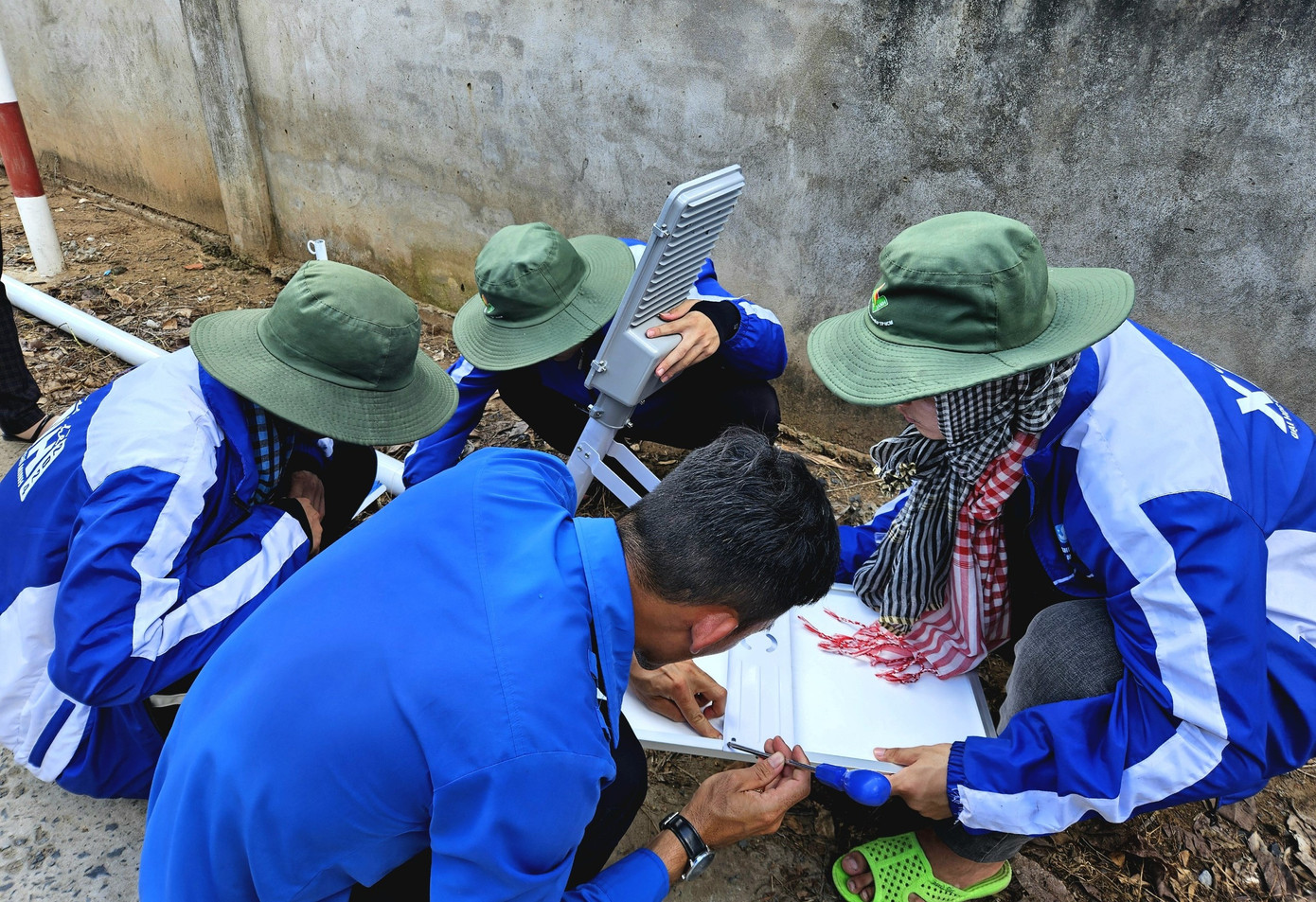 Chiến sĩ lắp đèn năng lượng mặt trời. Chiến sĩ lắp đèn năng lượng mặt trời.