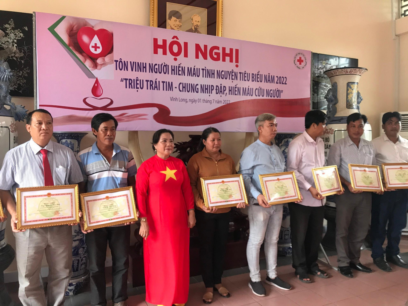 Vĩnh Long tuyên dương tập thể, cá nhân hiến máu tiêu biểu.