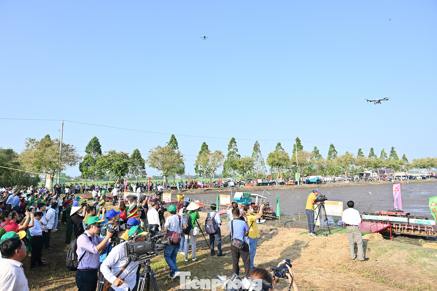 Màn trình diễn thu hút sự quan tâm của nhiều người. Ảnh: Hòa Hội.