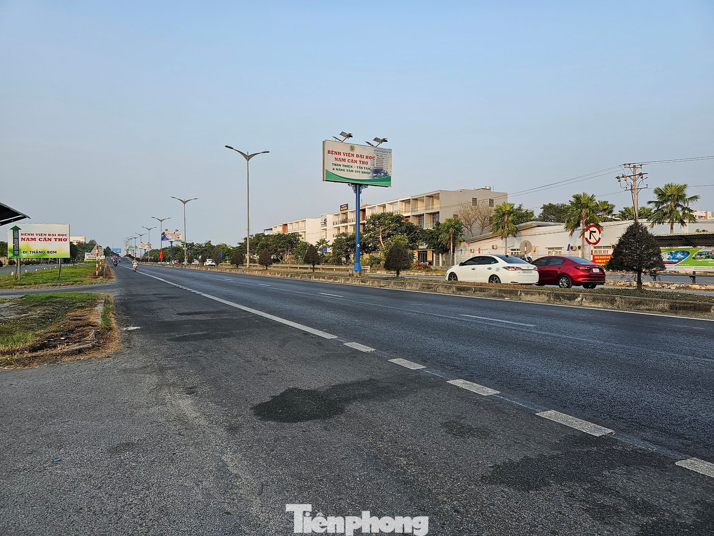 Ngay trên Quốc lộ 1A hướng từ Sóc Trăng về cầu Cần Thơ cũng khá vắng xe cộ trên đường. Ảnh: Hòa Hội