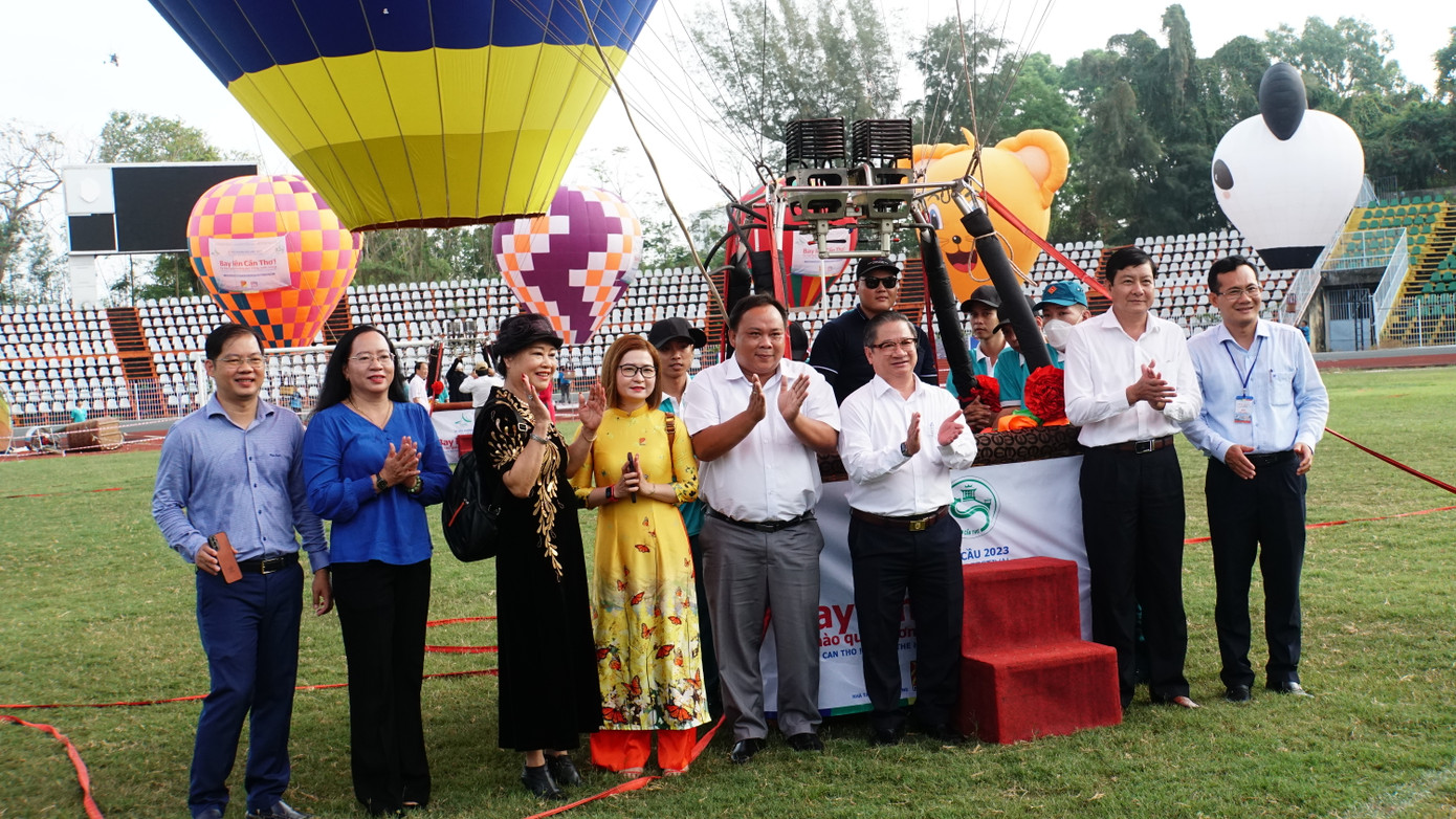 Tham dự lễ hội Khinh khí cầu có ông Trần Việt Trường, Chủ tịch UBND thành phố Cần Thơ; ông Nguyễn Thực Hiện, Phó Chủ tịch UBND thành phố Cần Thơ; lãnh đạo các ban, ngành và đông đảo người dân thành phố. Ảnh: An Bình.