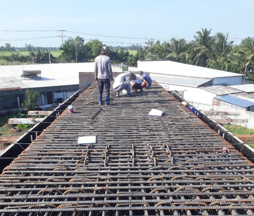 Công nhân đang buộc sắt trên công trường. Công nhân đang buộc sắt trên công trường.