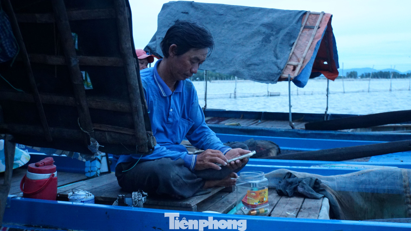 Ông Tạ Văn Út tranh thủ lướt thông tin trên mạng. Ảnh: Hòa Hội.