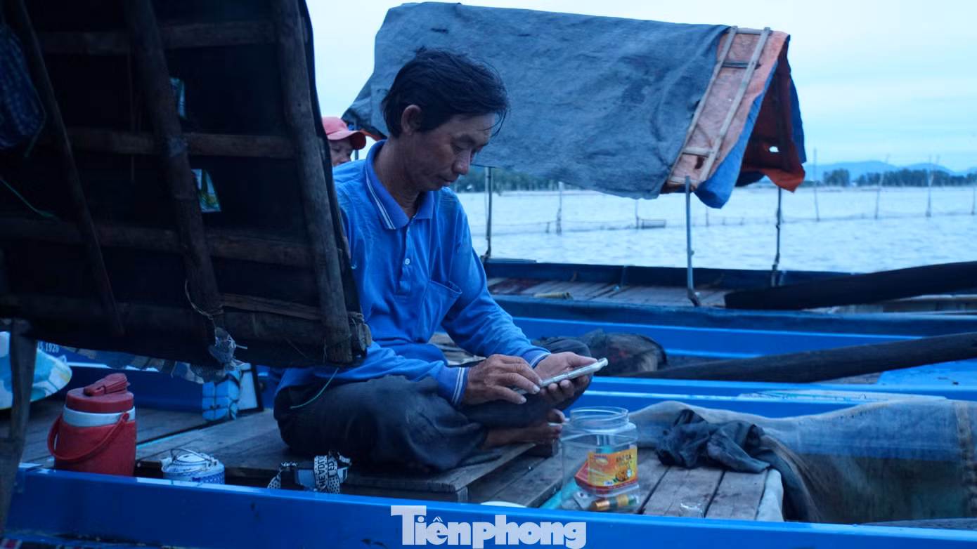 Ông Tạ Văn Út tranh thủ lướt thông tin trên mạng. Ảnh: Hòa Hội.
