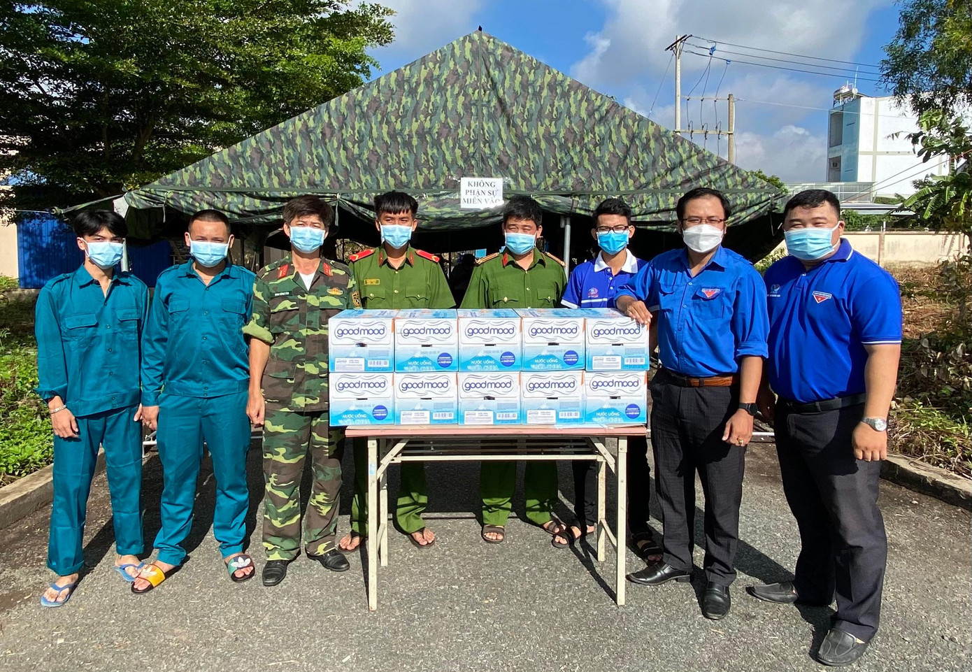 Thăm và tặng các dung dịch sát khuẩn, các dụng cụ y tế cho đội hình tình nguyện tại điểm phòng chống dịch Thành phố Cao Lãnh. - Ảnh: TĐ ĐT
