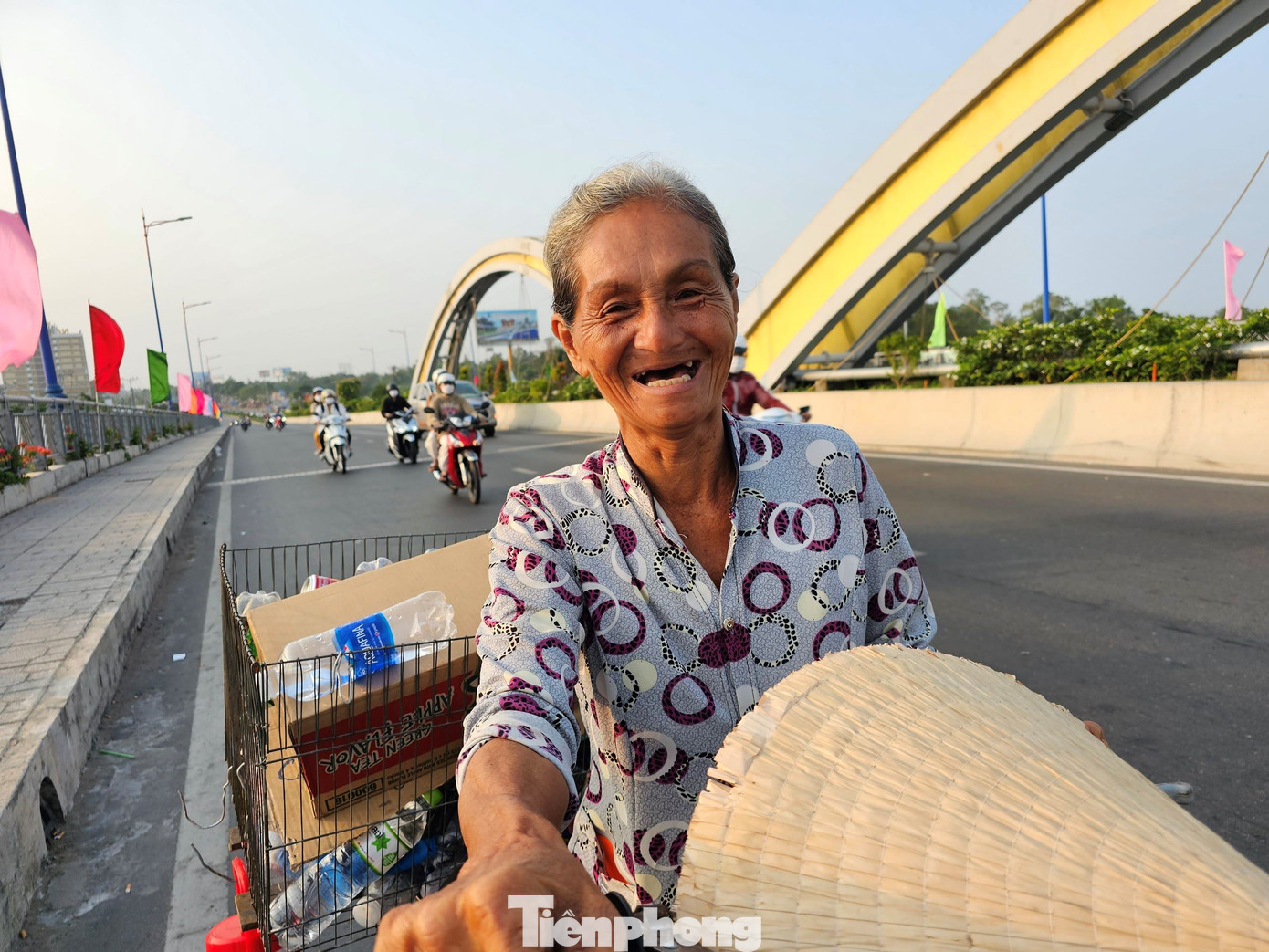 Cụ tên Vũ Thị Mai, sống 1 mình trong căn nhà tạm ở phường Hưng Phú (Cái Răng). Cụ cho biết, ở nhà 1 mình buồn, không biết làm gì nên đạp xe đi nhặt ve chai kiếm sống như bao ngày qua, vì hôm nay sẽ ít người đi nhặt, cơ hội kiếm được nhiều hơn. "Những người có gia đình, họ ở nhà đón Tết, sum vầy bên bên con cháu, tôi một mình ra phố gặp mọi người còn vui hơn ở nhà", bà Mai nói. Ảnh: Hòa Hội