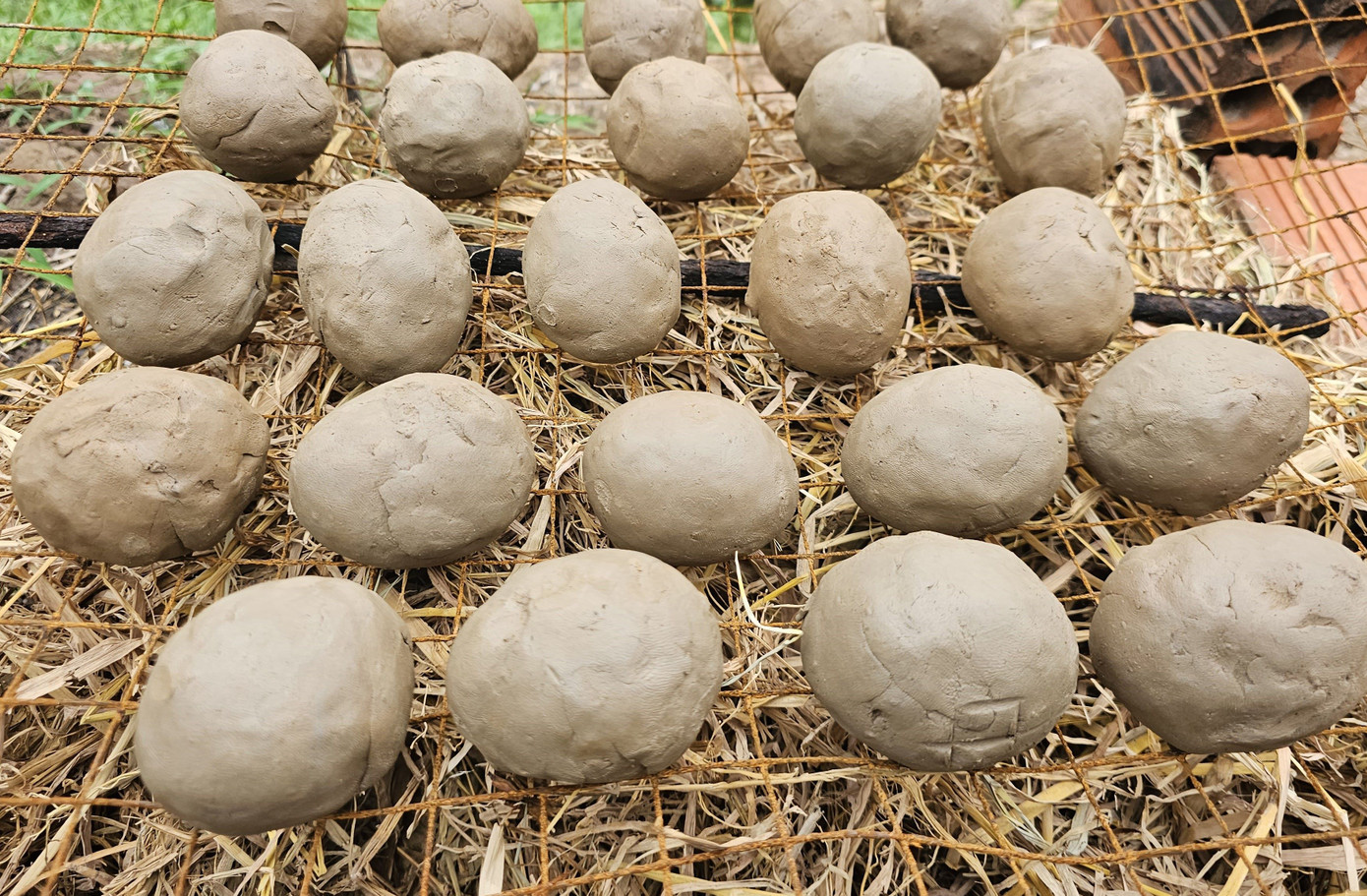 Những quả trứng vịt được bọc đất sét, sau đó vùi trong rơm khô rồi đốt để nướng trong khoảng 10 phút. Ngọn lửa rơm bùng lên nhanh chóng, tỏa nhiệt đều, làm chín trứng từ từ, không vỡ vì có lớp đất sét giữ chặt và giữ nhiệt.