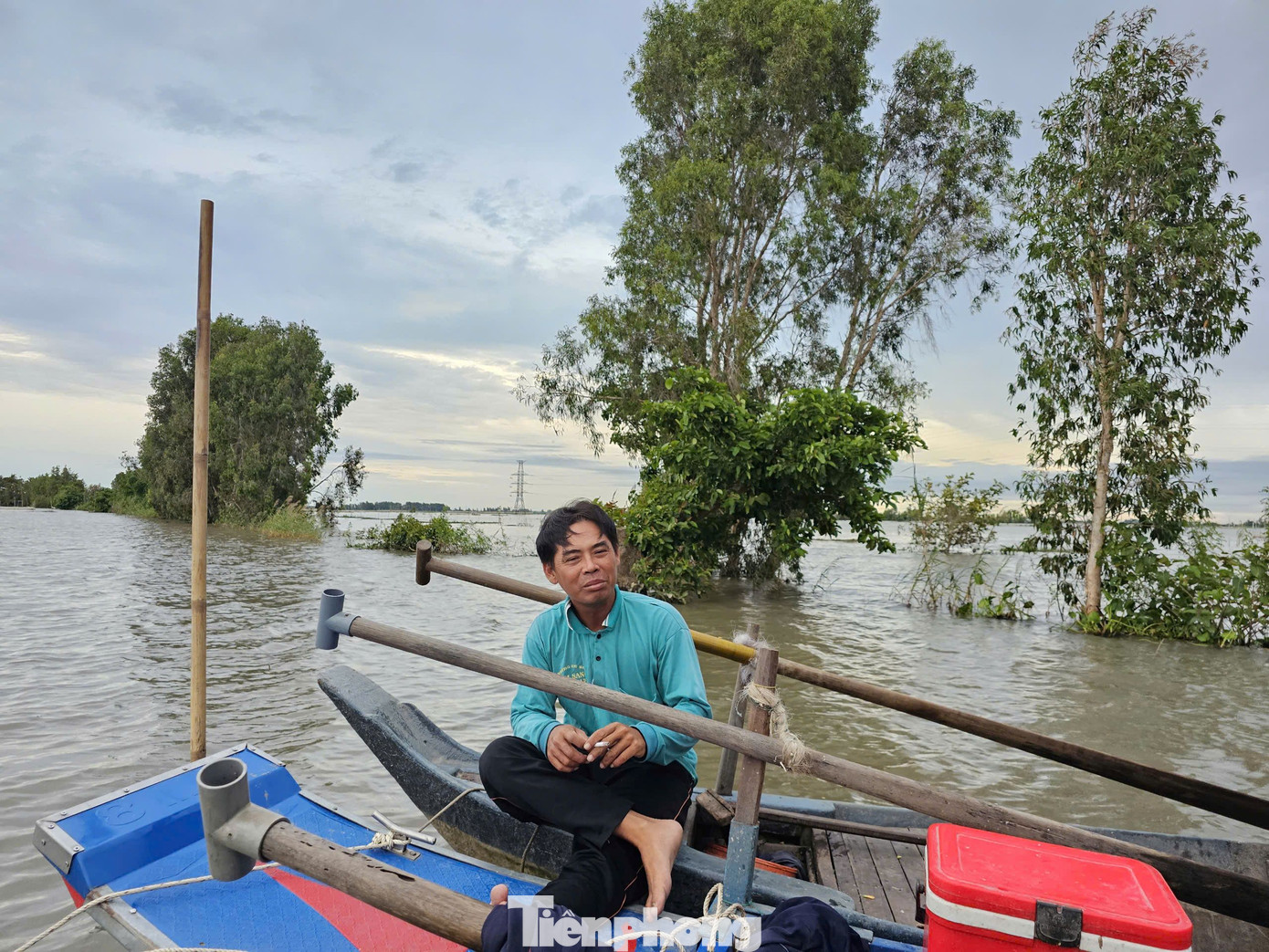 Cơm nước xong, anh Lê Văn Thảo ra trước ngồi nghỉ. Anh than thở: “Cá năm nay ít, bữa trúng bữa thất chỉ vài trăm nghìn. Làm nghề này trên xuồng người chống người chèo suốt ngày đêm, kiếm được đồng tiền rơi nước mắt”. Ảnh: Hòa Hội