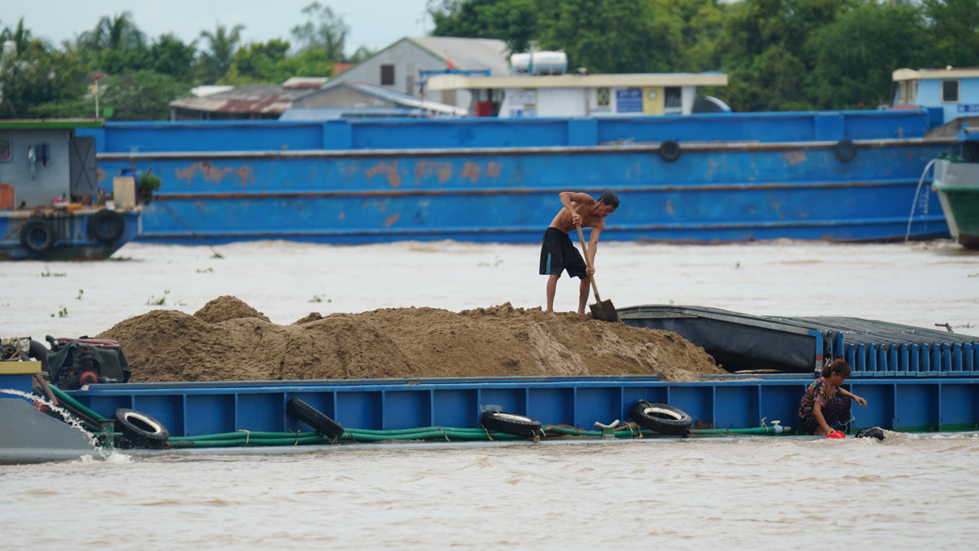 Ghe chở cát tại mỏ cát thuộc địa bàn thị xã Tân Châu, tỉnh An Giang. Ảnh: Hòa Hội.