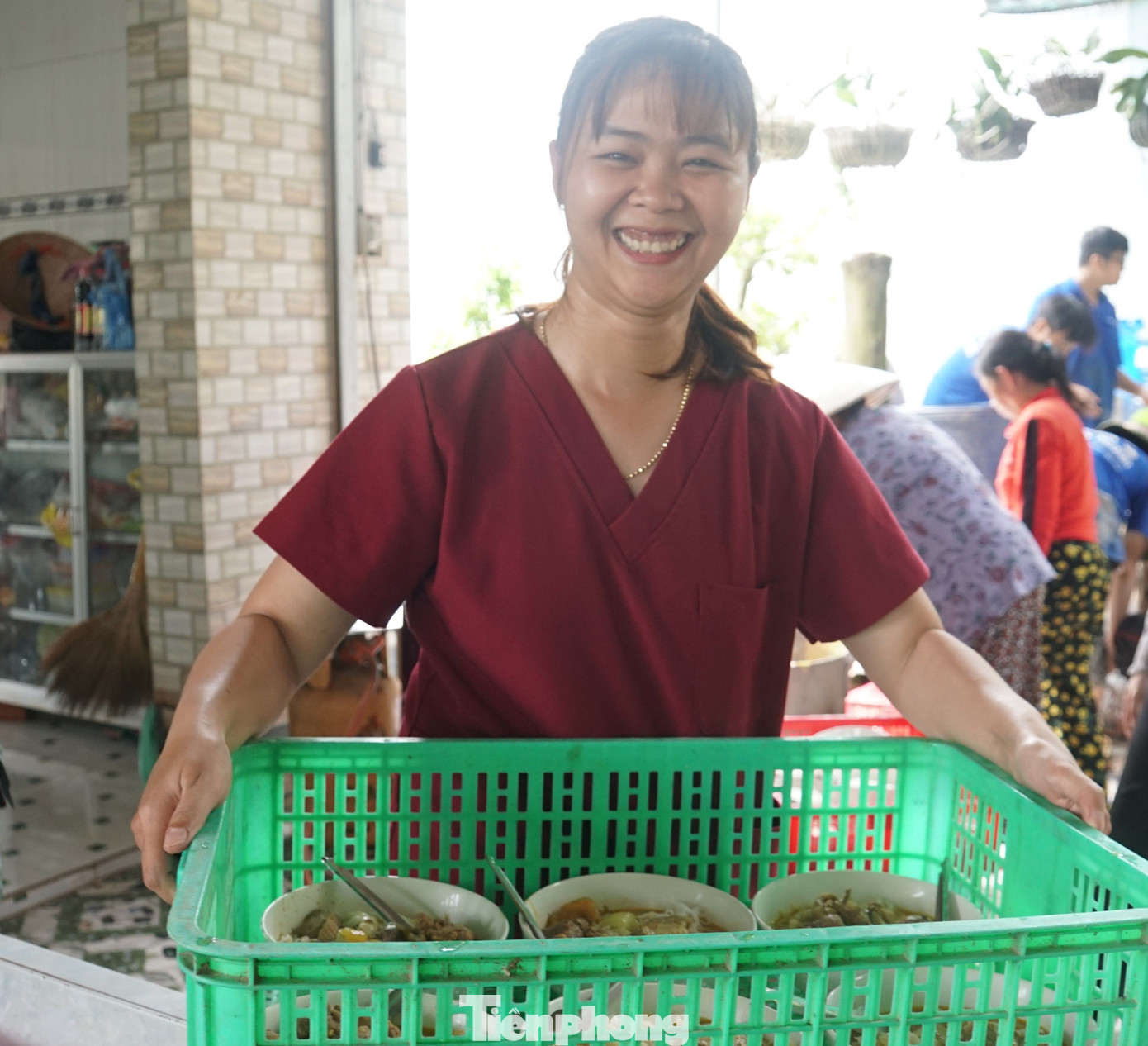 Người dân vui vẻ hỗ trợ bữa ăn trưa cho chiến sĩ tình nguyện tại xã Tân Phước, huyện Tân Hồng, tỉnh Đồng Tháp. Ảnh: Hòa Hội