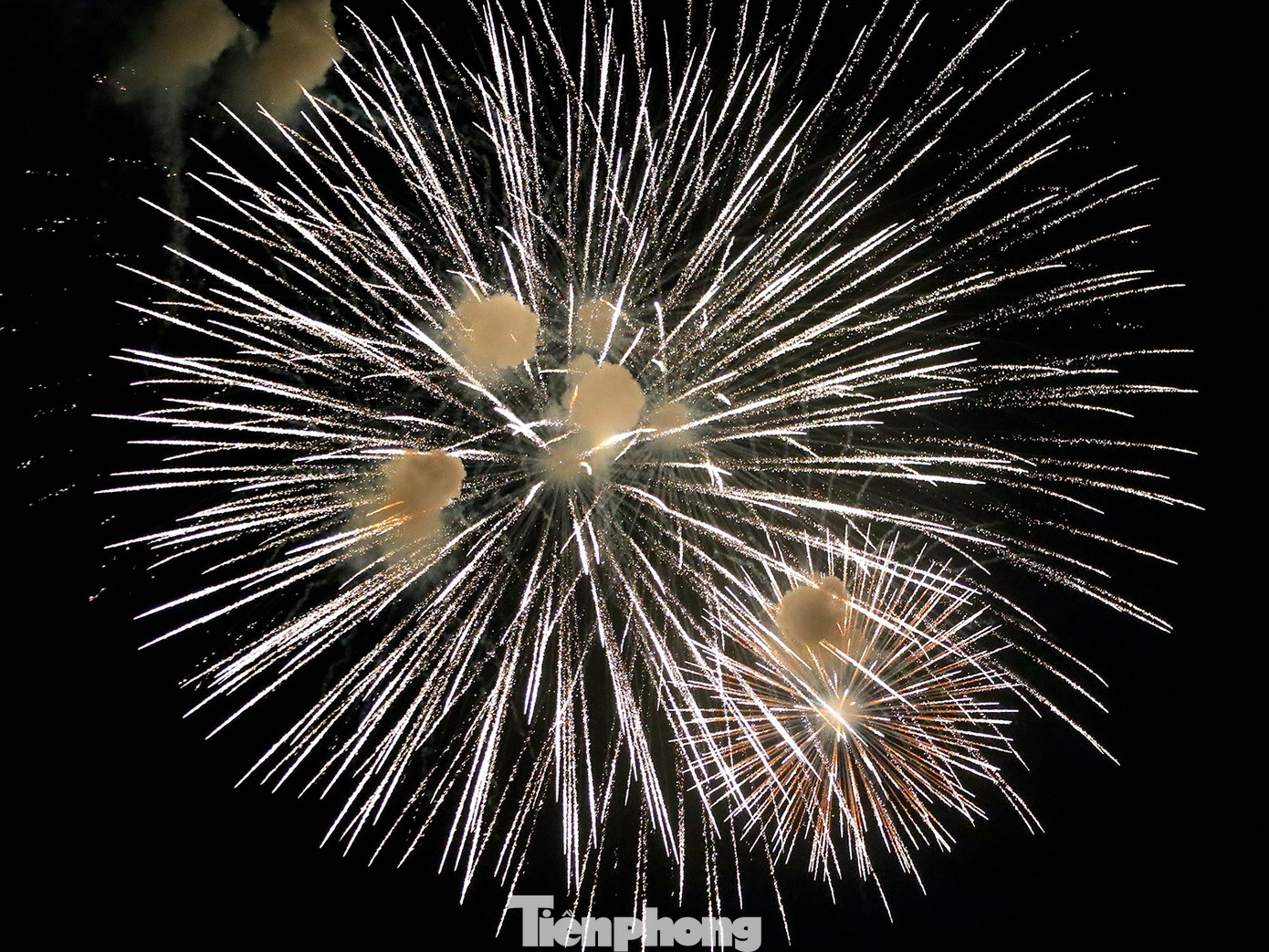 Màn trình diễn bắn 1.000 quả pháo hoa với nhiều chủng loại, màu sắc khác nhau như hoa cúc vàng, tím, trắng, hoa dã quỳ, pháo hoa hình con cá, ngôi sao, trái tim, mưa bạc... Ảnh: M. Trung