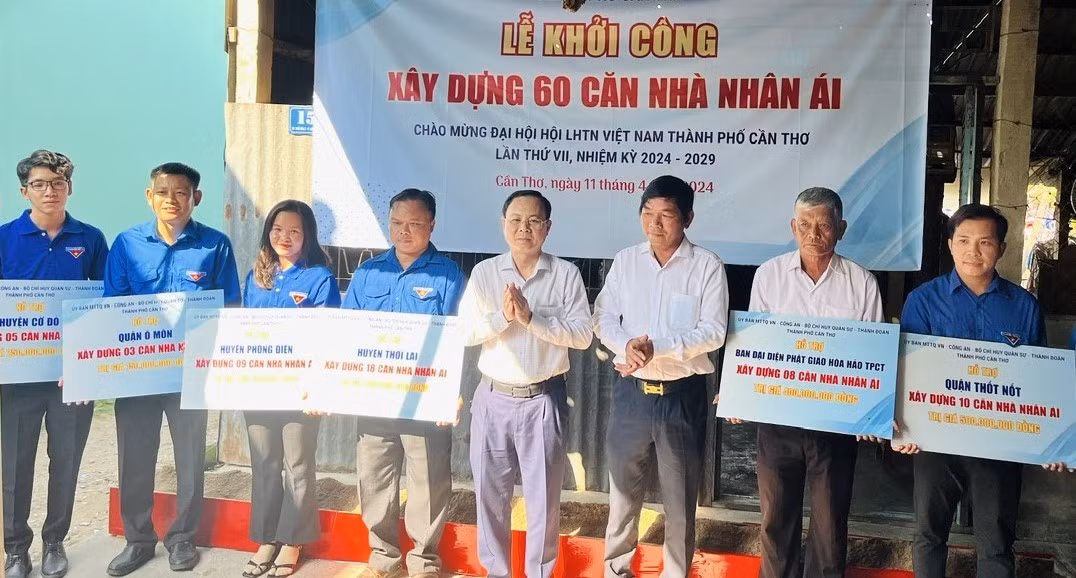 Ông Nguyễn Văn Hiếu - Bí thư Thành ủy Cần Thơ trao bảng tượng trưng hỗ trợ nhà Nhân ái cho các đơn vị.