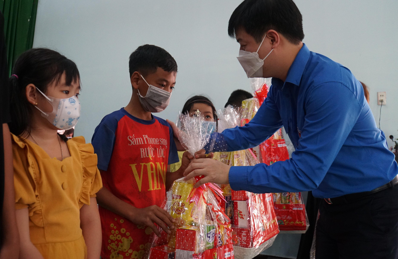 Anh Lê Hải Long, Ủy viên Ban Thường vụ, Trưởng Ban Công tác Thiếu nhi Trung ương Đoàn, Phó Chủ tịch Hội đồng Đội Trung ương tặng quà cho thiếu nhi. Anh Lê Hải Long, Ủy viên Ban Thường vụ, Trưởng Ban Công tác Thiếu nhi Trung ương Đoàn, Phó Chủ tịch Hội đồng Đội Trung ương tặng quà cho thiếu nhi.