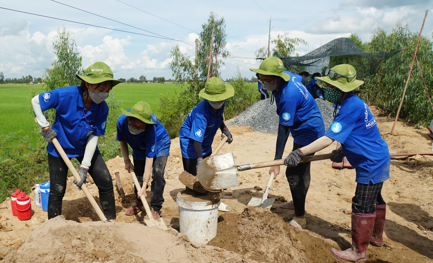 Ghi nhận của PV Tiền Phong, tại công trình làm lộ giao thông nông thôn ấp Gò Cát, xã Phú Cường (Tam Nông) nhộn nhịp tiếng nói cười. - Ảnh: Hòa Hội