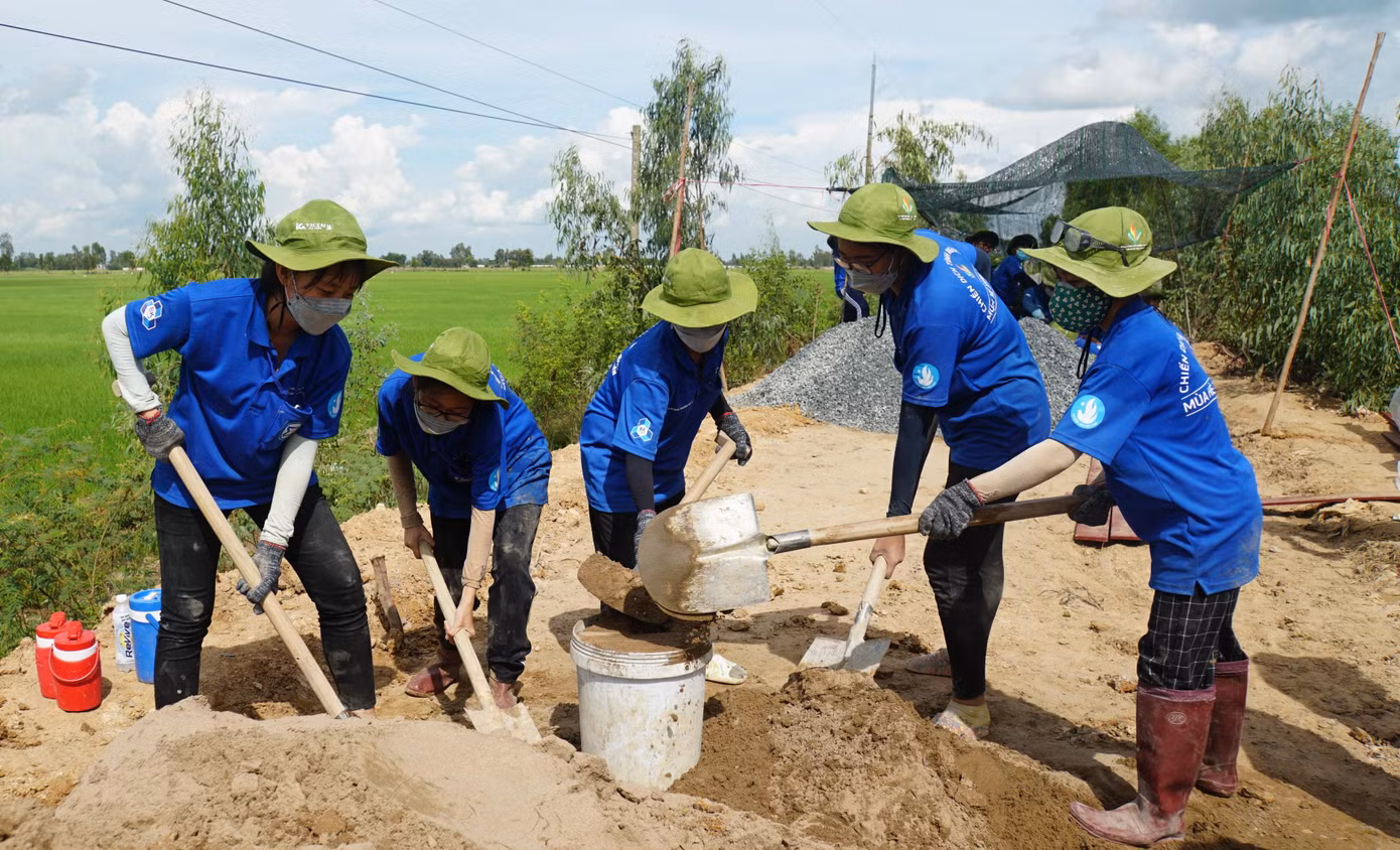 Ghi nhận của PV Tiền Phong, tại công trình làm lộ giao thông nông thôn ấp Gò Cát, xã Phú Cường (Tam Nông) nhộn nhịp tiếng nói cười. - Ảnh: Hòa Hội