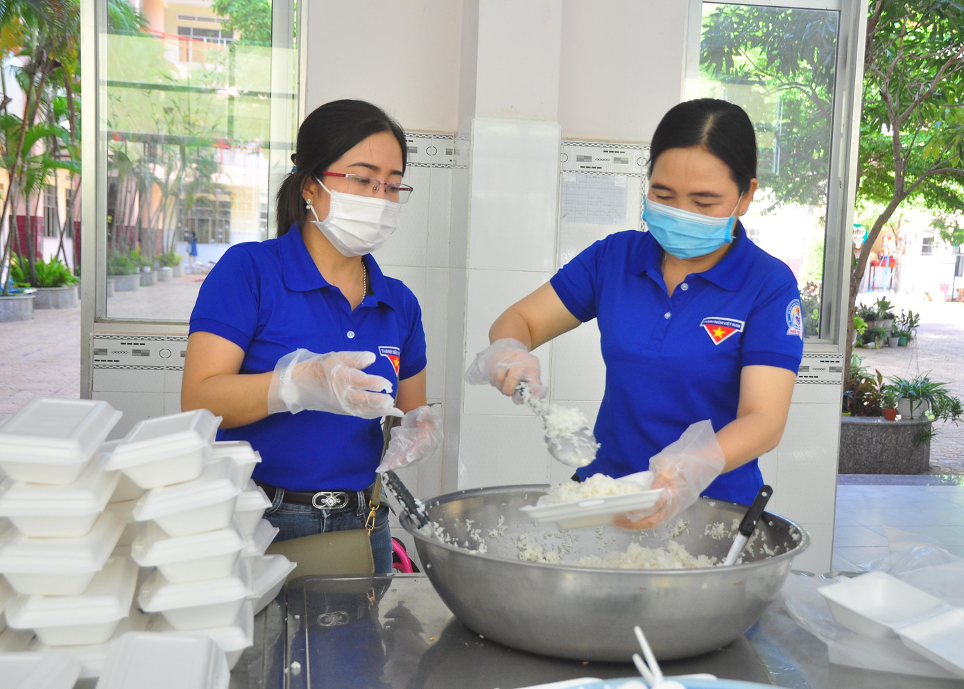 Cô Mạch Lệ Xuân, Hiệu trưởng trường Tiểu học Ngô Quyền (bên phải) cùng các giáo viên trong trường nấu cơm hỗ trợ người nghèo