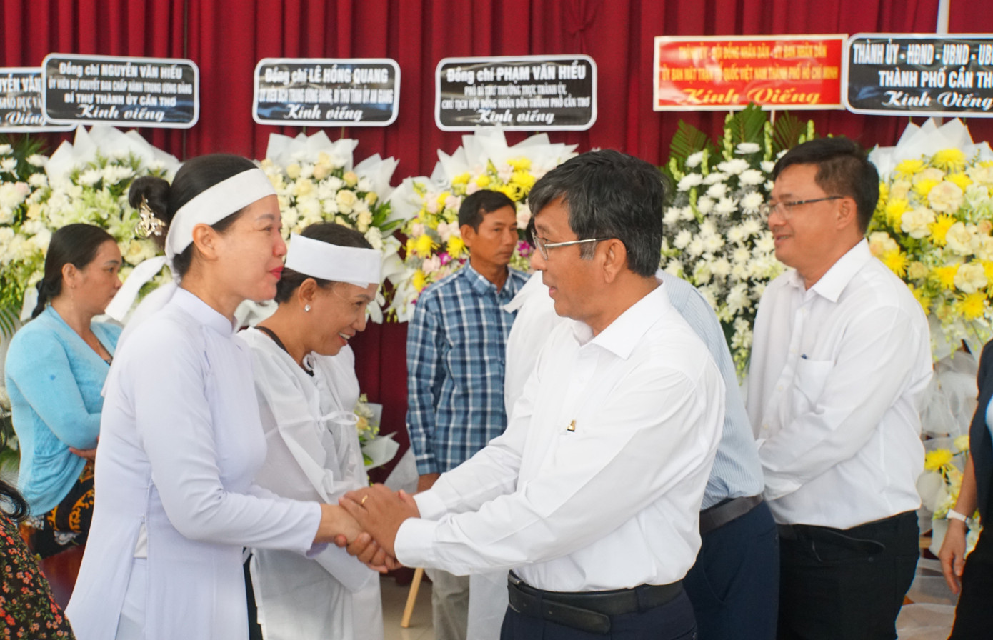 Hiệu trưởng trường Đại học Cần Thơ chia buồn cùng gia đình GS. Võ Tòng Xuân. Ảnh: Hòa Hội