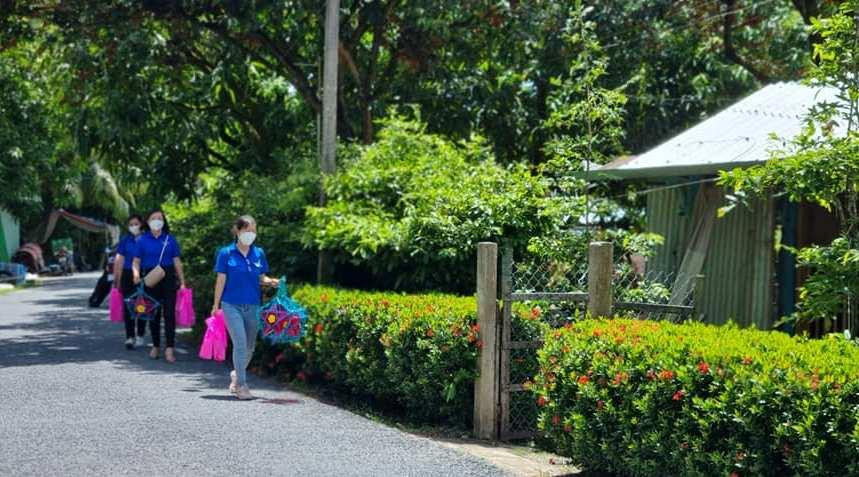 Tặng quà cho thiếu nhi khu vực phong tỏa