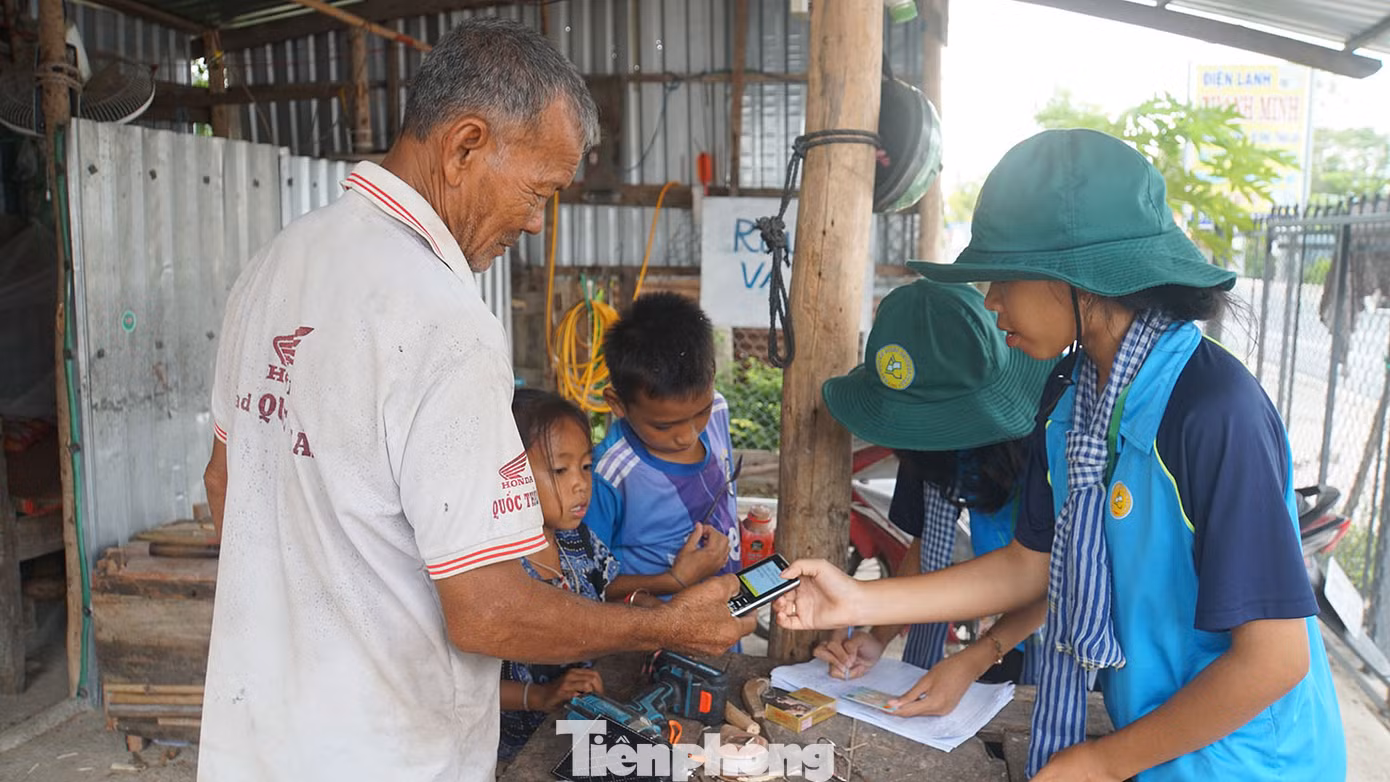 Néang Sây Niên (dân tộc Khmer), chiến sĩ tình nguyện trường đại học An Giang chia sẻ, đây là lần đầu cô tham gia chiến dịch tình nguyện. "Em đã có nhiều kỷ niệm đẹp, được trải nghiệm, va chạm thực tế, mang kiến thức học được trên giảng đường về phục vụ bà con, nhất là hỗ trợ bà con dân tộc Khmer trong việc cài đặt VneID", Sây Niên nói. Ảnh: Hòa Hội